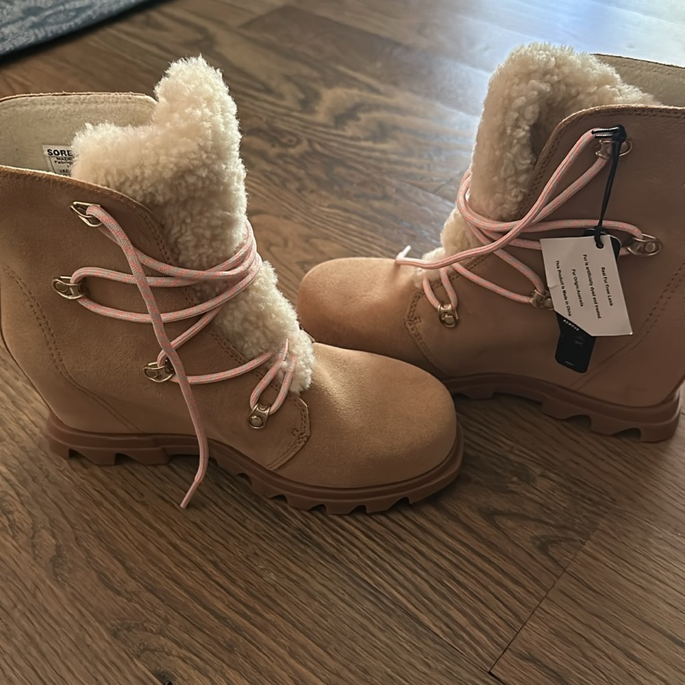 Sorel boots - Picture 2 of 4